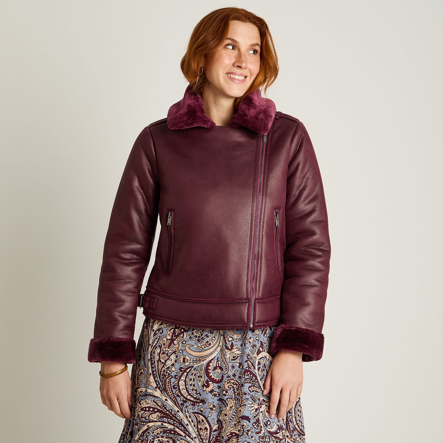 Chaqueta Burdeo Manga Larga Elasticidad Nula Con Forro Calce Normal Tela Bonded